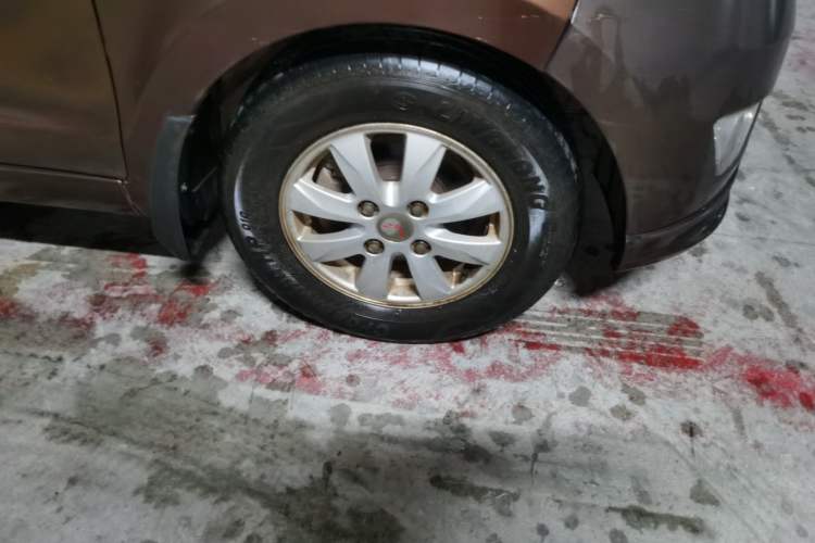 Used Wuling Hongguang 2014 1.5L S Standard Version Right Front Wheel Hub