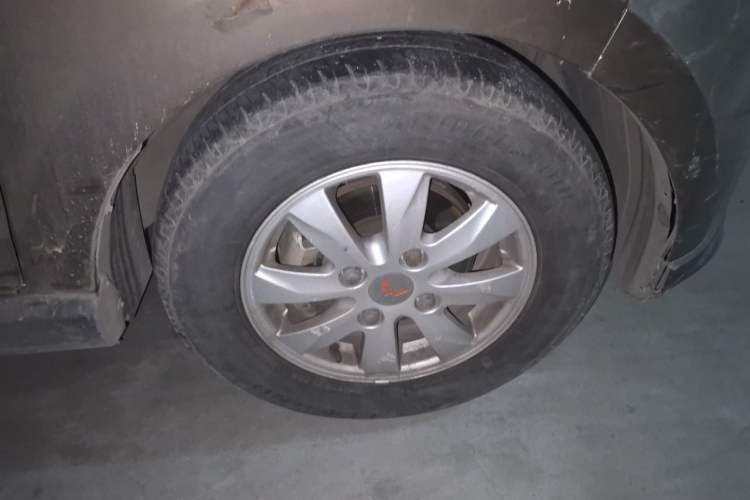 Used Wuling Hongguang 2014 1.5L S Luxury Model Right Front Wheel Hub