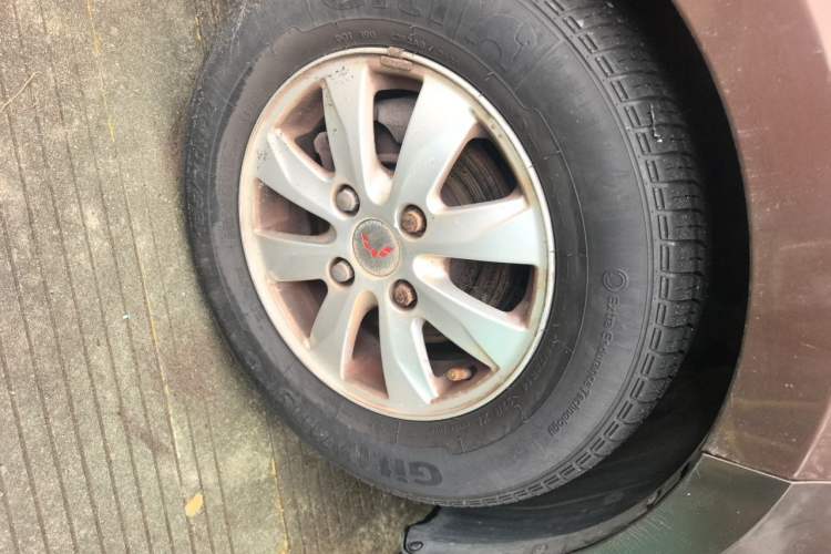 Used Wuling Hongguang 2014 1.5L S Automatic Comfort Edition Right Front Wheel Hub