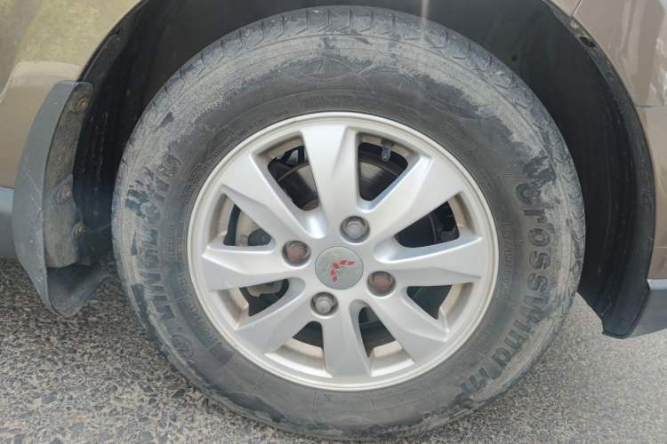 Used Wuling Hongguang 2014 1.2L S Comfort Model China IV Right Front Wheel Hub