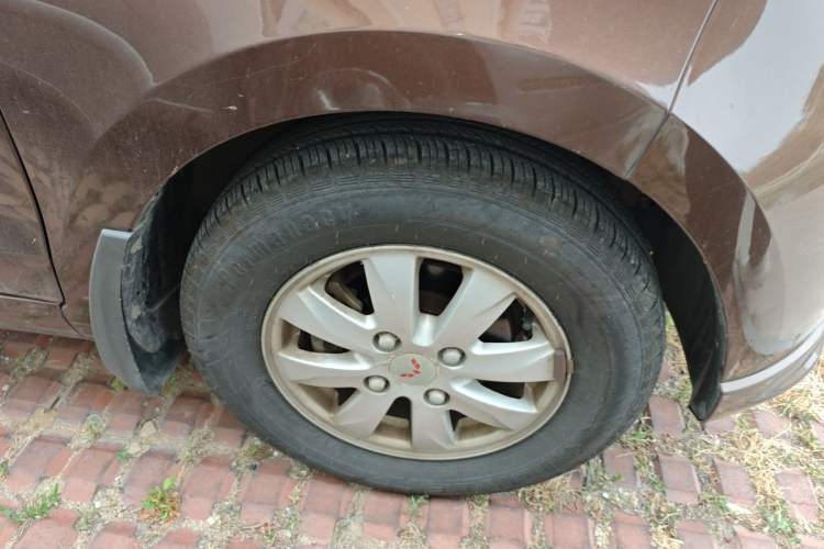 Used Wuling Hongguang 2014 1.5L S Standard Version Right Front Wheel Hub