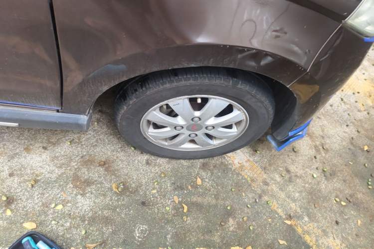 Used Wuling Hongguang 2014 1.5L S Automatic Luxury Model Right Front Wheel Hub