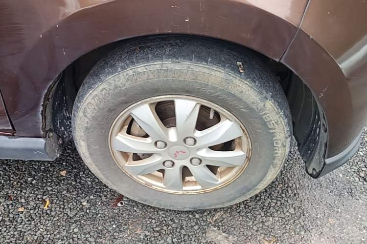 Used Wuling Hongguang 2014 1.5L S Comfort Model Right Front Wheel Hub