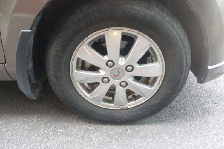 Used Wuling Hongguang 2014 1.5L S Standard Version Right Front Wheel Hub