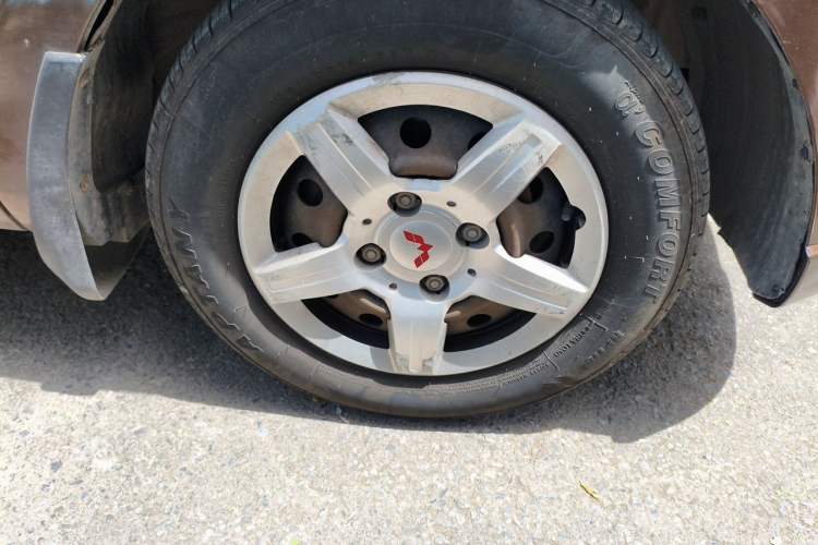 Used Wuling Hongguang 2014 1.5L S Standard Version Right Front Wheel Hub