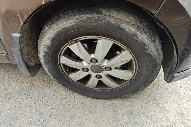 Used Wuling Hongguang 2014 1.5L S Standard Version Right Front Wheel Hub