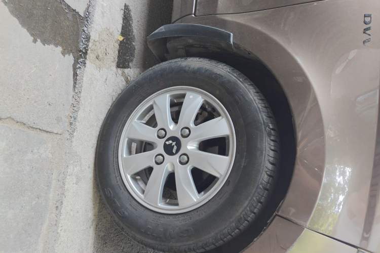 Used Wuling Hongguang 2014 1.5L S Standard Version Right Front Wheel Hub