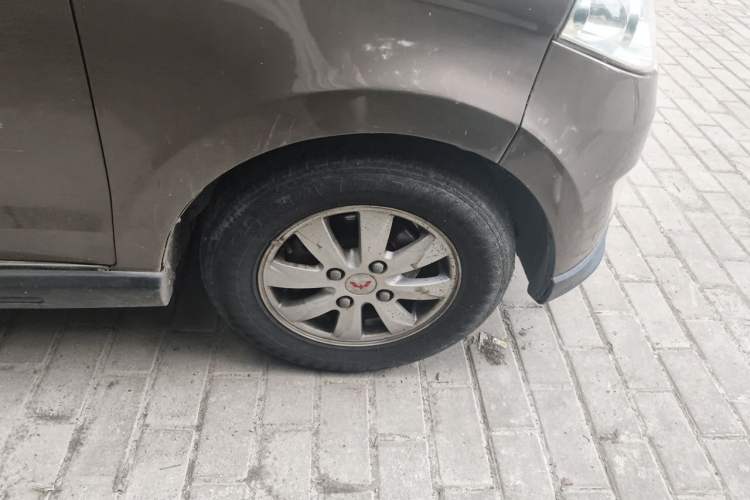 Used Wuling Hongguang 2014 1.5L S Comfort Model Right Front Wheel Hub