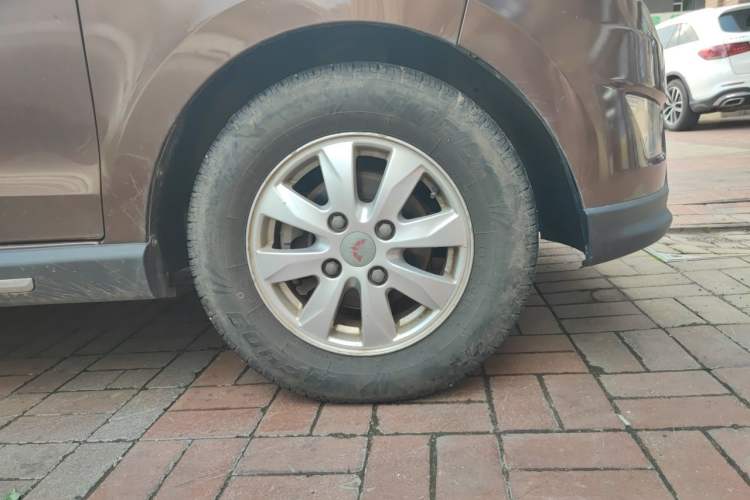 Used Wuling Hongguang 2014 1.5L S Comfort Model Right Front Wheel Hub