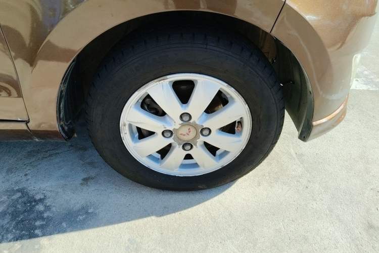 Used Wuling Hongguang 2014 1.5L S Standard Version Right Front Wheel Hub