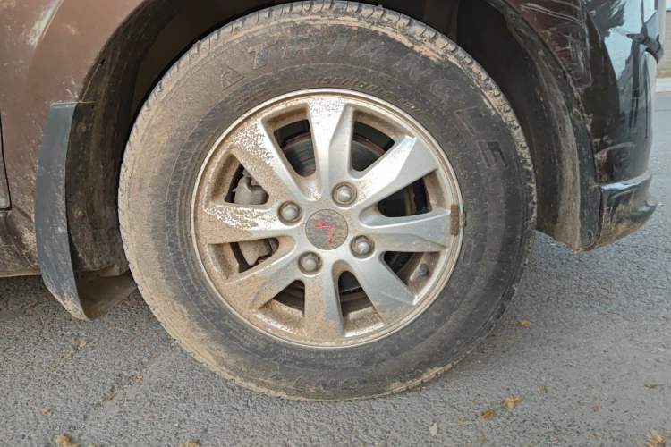 Used Wuling Hongguang 2014 1.5L S Standard Version Right Front Wheel Hub