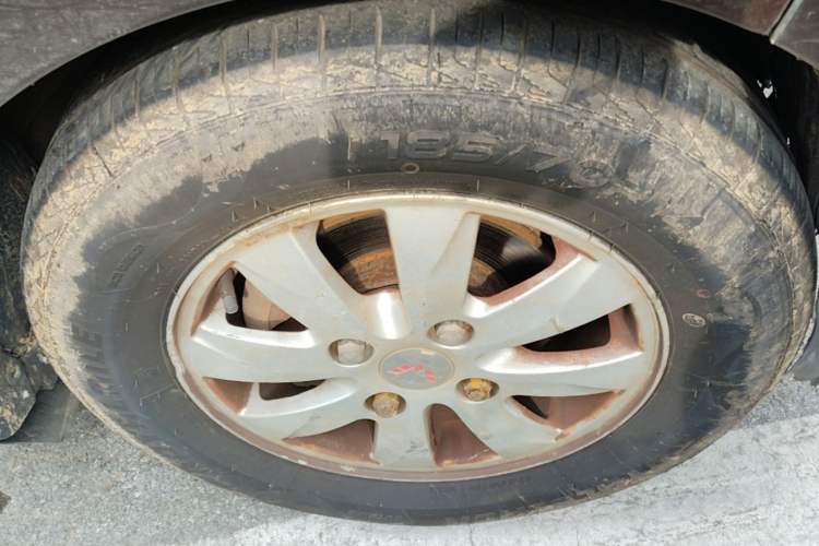 Used Wuling Hongguang 2014 1.5L S Comfort Model Right Front Wheel Hub