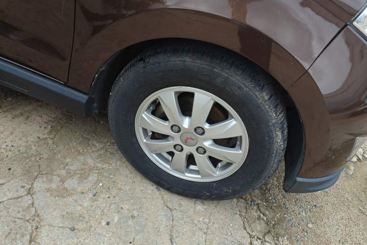 Used Wuling Hongguang 2014 1.5L S Comfort Model Right Front Wheel Hub