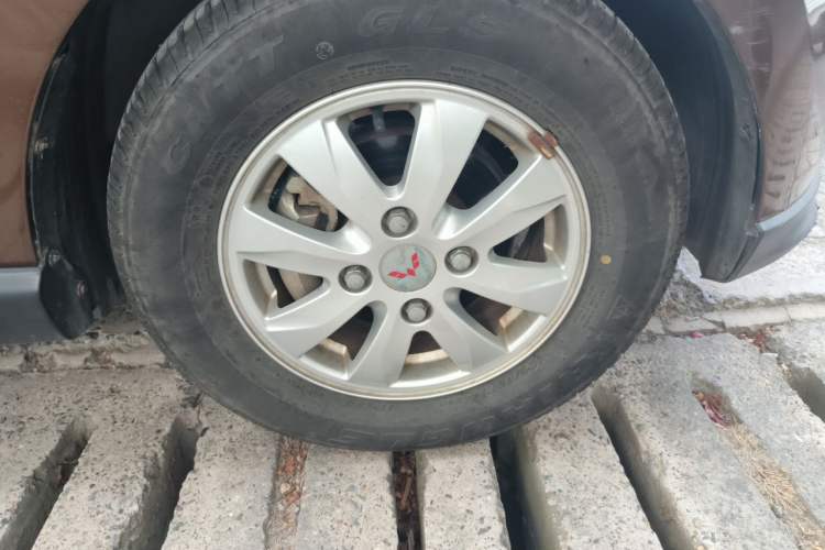 Used Wuling Hongguang 2014 1.5L S Comfort Model Right Front Wheel Hub