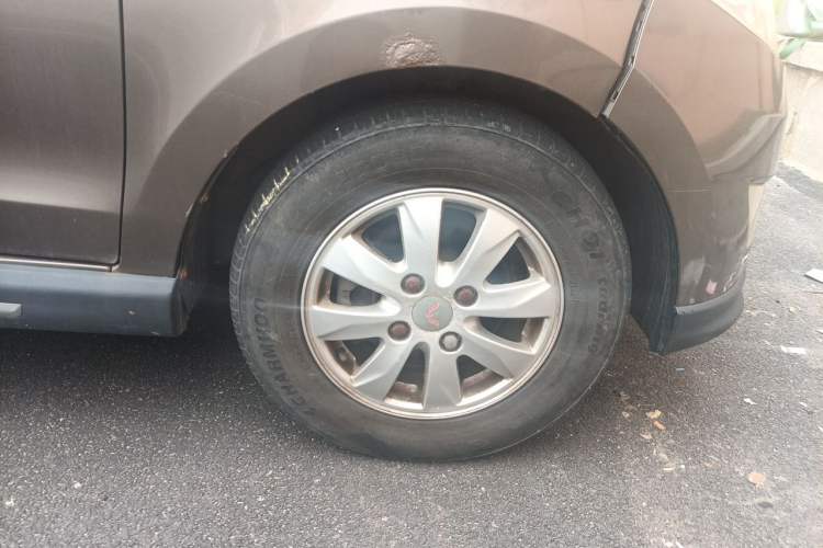 Used Wuling Hongguang 2014 1.5L S Comfort Model Right Front Wheel Hub
