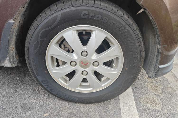 Used Wuling Hongguang 2014 1.5L S Comfort Model Right Front Wheel Hub