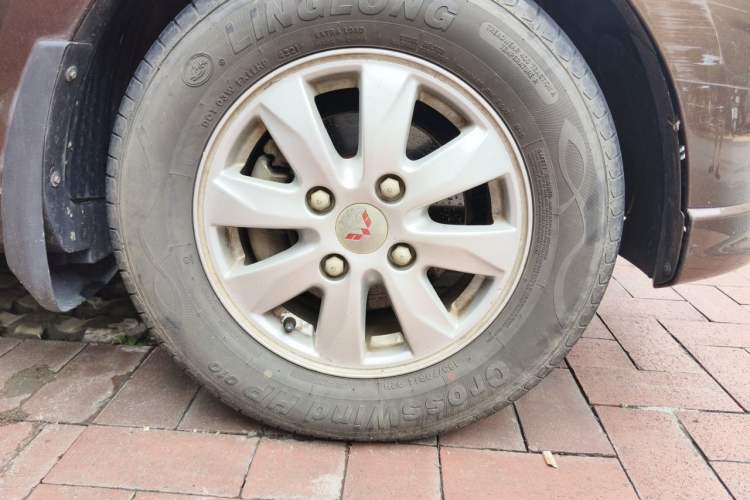 Used Wuling Hongguang 2014 1.5L S Standard Version Right Front Wheel Hub