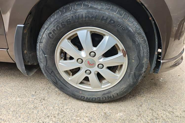 Used Wuling Hongguang 2014 1.5L S Standard Version Right Front Wheel Hub