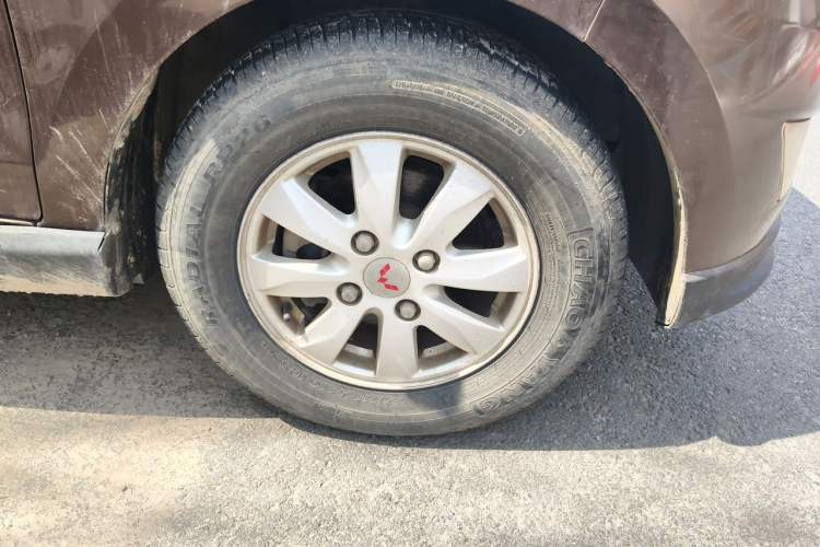 Used Wuling Hongguang 2014 1.5L S Comfort Model Right Front Wheel Hub