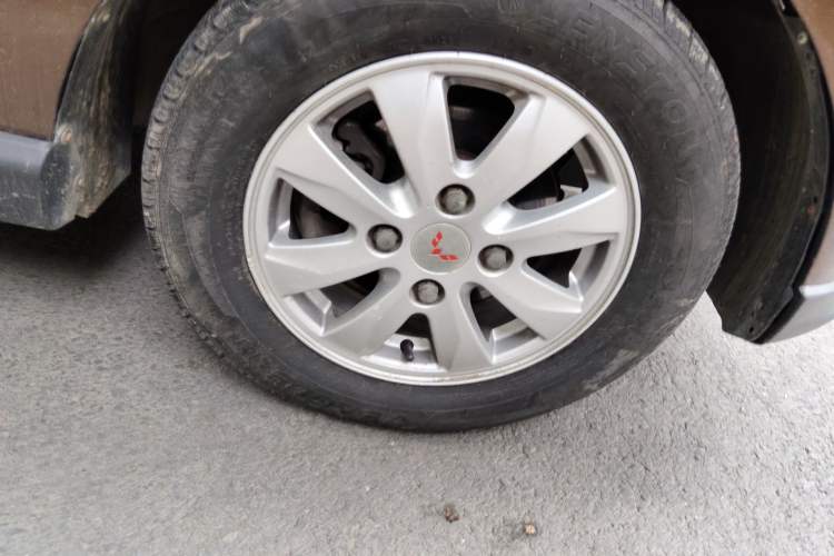 Used Wuling Hongguang 2014 1.5L S Comfort Model Right Front Wheel Hub