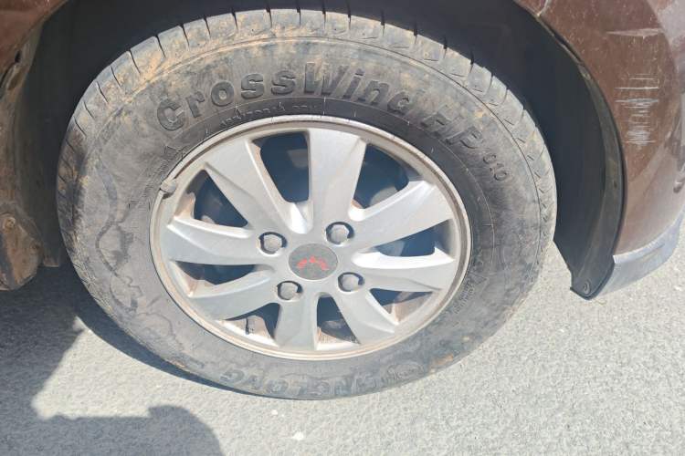 Used Wuling Hongguang 2014 1.5L S Comfort Model Right Front Wheel Hub