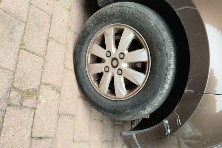 Used Wuling Hongguang 2014 1.5L S Standard Version Right Front Wheel Hub