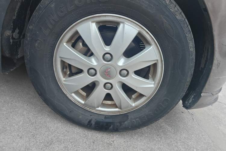 Used Wuling Hongguang 2014 1.5L S Standard Version Right Front Wheel Hub
