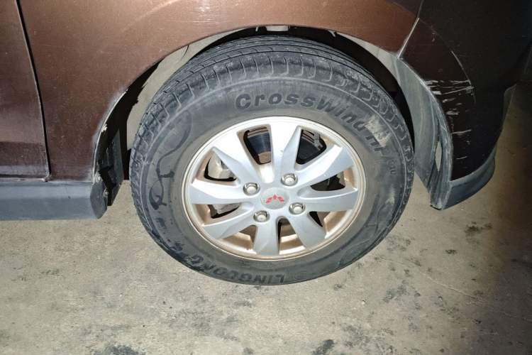 Used Wuling Hongguang 2014 1.5L S Comfort Model Right Front Wheel Hub