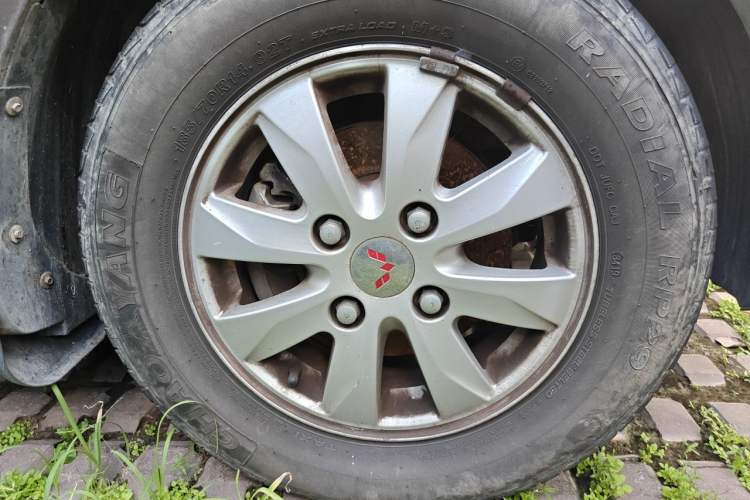 Used Wuling Hongguang 2014 1.5L S Comfort Model Right Front Wheel Hub