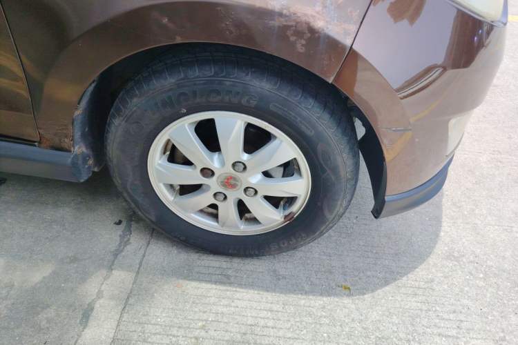 Used Wuling Hongguang 2014 1.5L S Comfort Model Right Front Wheel Hub