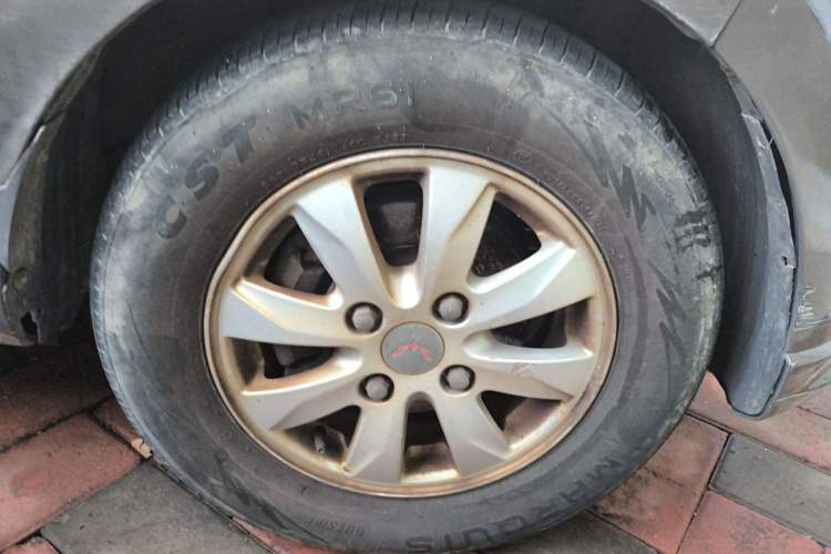Used Wuling Hongguang 2014 1.5L S Standard Version Right Front Wheel Hub