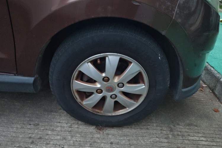 Used Wuling Hongguang 2014 1.5L S Automatic Luxury Model Right Front Wheel Hub