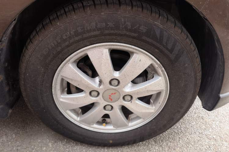 Used Wuling Hongguang 2014 1.5L S Comfort Model Right Front Wheel Hub