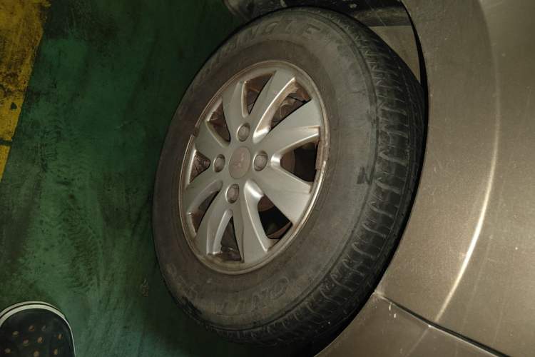 Used Wuling Hongguang 2014 1.5L S Standard Version Right Front Wheel Hub