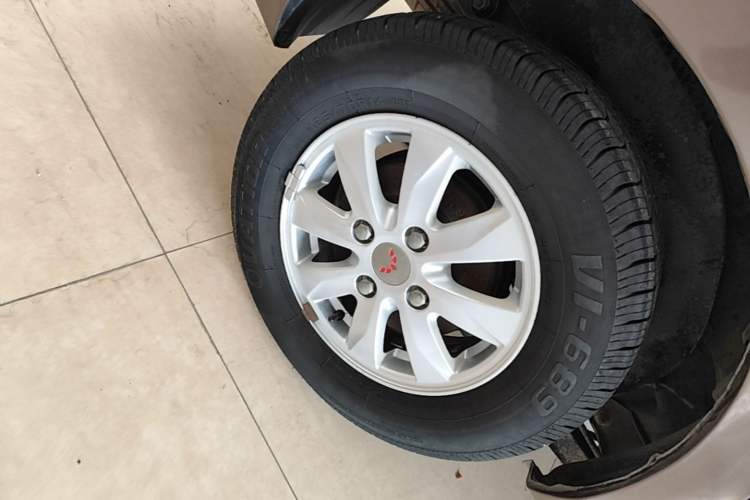 Used Wuling Hongguang 2014 1.5L S Standard Version Right Rear Wheel Hub