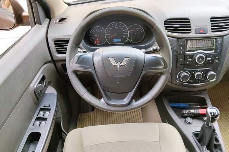 Used Wuling Hongguang 2014 1.5L S Standard Version Steering Wheel