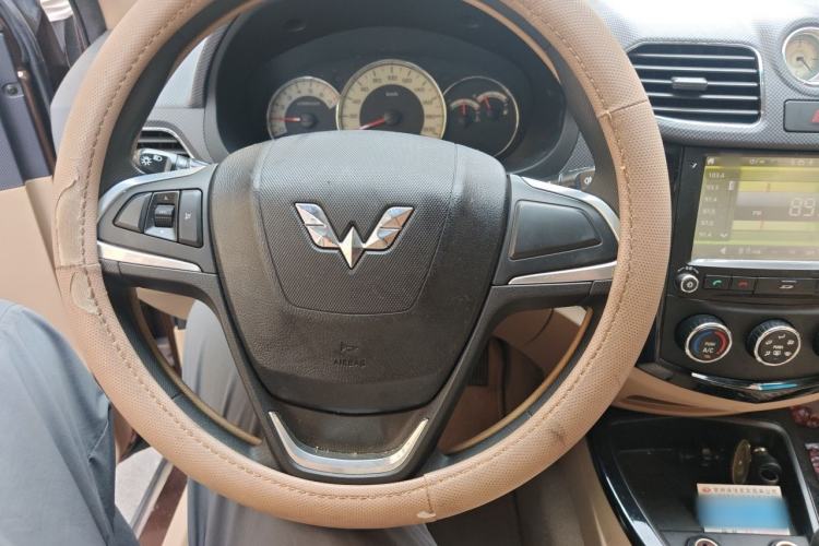 Used Wuling Hongguang 2014 1.5L S Luxury Model Steering Wheel
