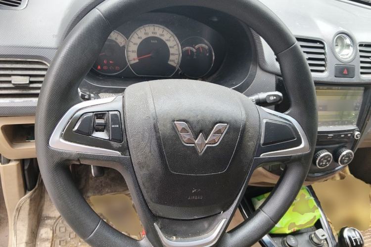 Used Wuling Hongguang 2014 1.5L S Luxury Model Steering Wheel