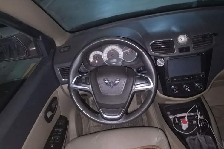 Used Wuling Hongguang 2014 1.5L S Luxury Model Steering Wheel