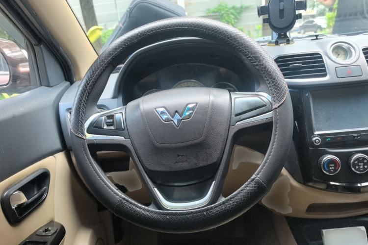 Used Wuling Hongguang 2014 1.5L S Automatic Comfort Edition Steering Wheel