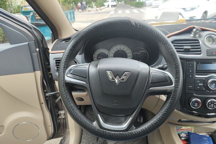Used Wuling Hongguang 2014 1.2L S Comfort Model China IV Steering Wheel