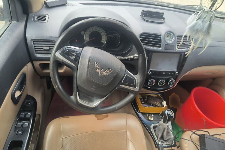 Used Wuling Hongguang 2014 1.5L S Luxury Model Steering Wheel