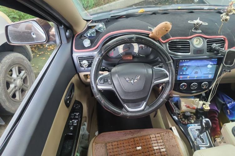Used Wuling Hongguang 2014 1.5L S Automatic Luxury Model Steering Wheel
