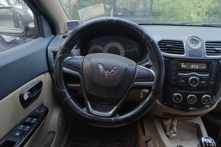 Used Wuling Hongguang 2014 1.2L S Comfort Model China IV Steering Wheel
