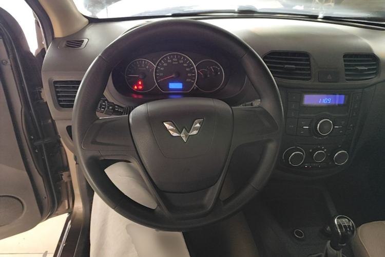 Used Wuling Hongguang 2014 1.5L S Standard Version Steering Wheel