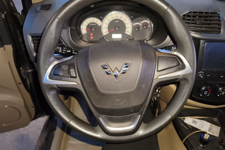 Used Wuling Hongguang 2014 1.5L S Luxury Model Steering Wheel