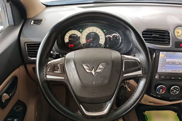 Used Wuling Hongguang 2014 1.5L S Luxury Model Steering Wheel