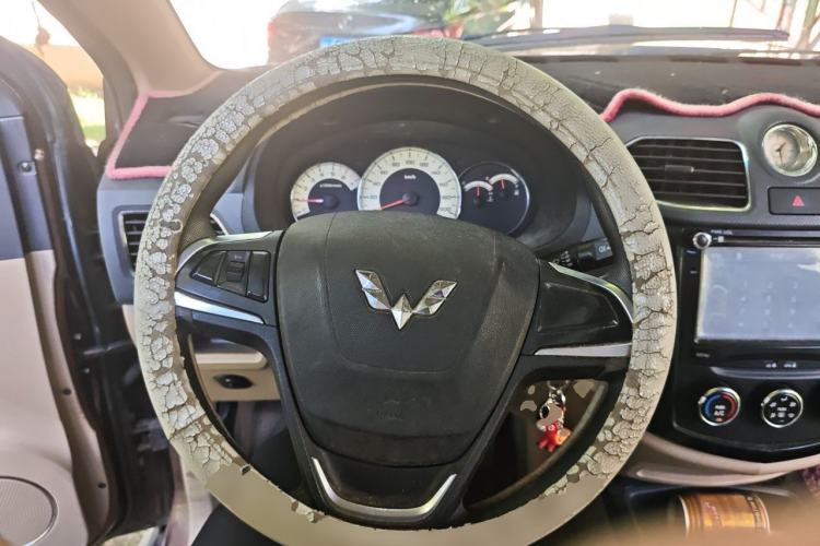 Used Wuling Hongguang 2014 1.5L S Luxury Model Steering Wheel