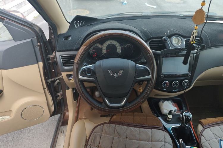 Used Wuling Hongguang 2014 1.5L S Luxury Model Steering Wheel