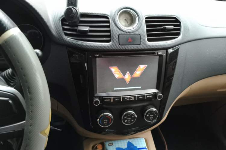 Used Wuling Hongguang 2014 1.5L S Comfort Model Audio And AC Panel